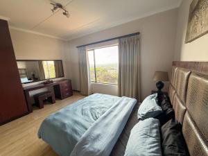 Giường trong phòng chung tại Modern 2-Bed, 2-Bath in Secure Bedfordview Complex