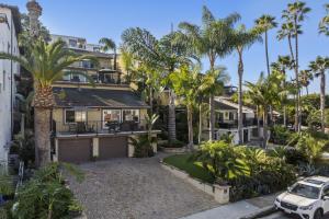 an aerial view of a house with palm trees at Tropical 2BR Retreat Walk to Beach Wedding Venues Large Deck in San Clemente
