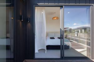 Giường trong phòng chung tại The Racecourse Retreat