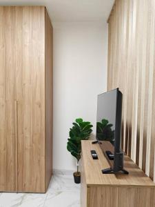 een televisie op een houten tafel in een kamer bij Balluta Bliss in Il-Gżira