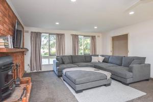 Гостиная зона в Ovens Valley Retreat - Spacious and cosy home +19 фотографий