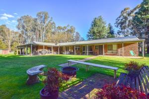 Сад в Ovens Valley Retreat - Spacious and cosy home