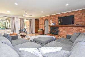 Телевизор и/или развлекательный центр в Ovens Valley Retreat - Spacious and cosy home