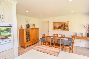 Кухня или мини-кухня в Ovens Valley Retreat - Spacious and cosy home
