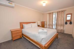 Кровать или кровати в номере Ovens Valley Retreat - Spacious and cosy home