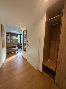 een woonkamer met een hal met een houten deur bij Ferienwohnung Zwischenzeit in Kranenburg +10 foto's