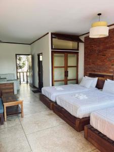 Postel nebo postele na pokoji v ubytování Lika's Family Pool Villa + 21 fotografií