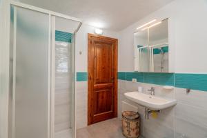 ein Badezimmer mit Waschbecken und Dusche in der Unterkunft VILLA PITRIZZINA 8, Emma Villas in Liscia di Vacca