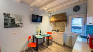 Kuchyň nebo kuchyňský kout v ubytování La Casa Gialla by Ca-Sa Check + 17 fotografií