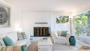 Χώρος καθιστικού στο Eagles Watch by AvantStay Large Deck w Views