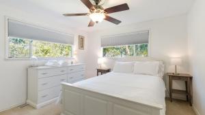 Ένα ή περισσότερα κρεβάτια σε δωμάτιο στο Eagles Watch by AvantStay Large Deck w Views