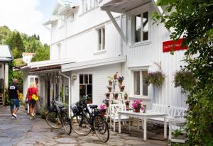 Two cottages by the forest & sea SE09136 في Slussen: مجموعة من الدراجات متوقفة خارج المبنى