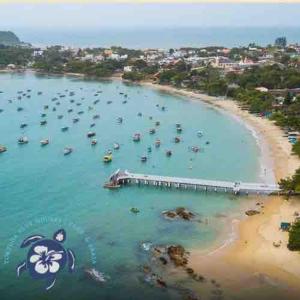 Luftaufnahme eines Strandes mit Booten im Wasser in der Unterkunft Confortável AP próximo ao parque e praias in Penha