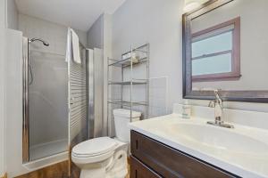 Robbins' Mountain Retreat في West Thornton: حمام مع حوض ومرحاض ومرآة +15 صورة