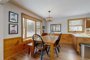 Robbins' Mountain Retreat في West Thornton: غرفة طعام مع طاولة وكراسي خشبية