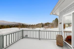 Robbins' Mountain Retreat في West Thornton: شرفة مطلة على الجبال الثلجية المغطاة
