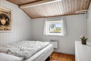 Un dormitorio con una cama y una ventana en 1353-Snedsted-Ebenezervej-24, en Snedsted