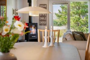 una mesa de comedor con dos velas encima en 1353-Snedsted-Ebenezervej-24, en Snedsted 10 fotos más