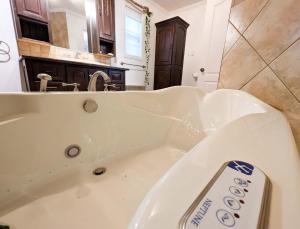 Et badeværelse på Condo #3 - 2 min Bord de l'eau Billard & Barbecue + 63 billeder