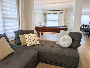 Et opholdsområde på Condo #3 - 2 min Bord de l'eau Billard & Barbecue