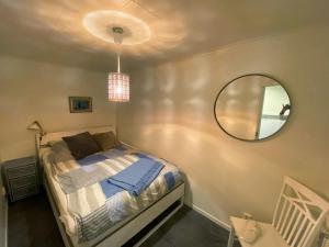 Villa with sauna, 650 m to the beach SE09135 في Sörtegen: غرفة نوم بها سرير ومرآة