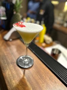 BamgboseにあるHiro Hotelの木のテーブルに置かれたマティーニ