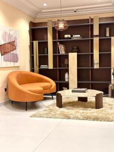 BamgboseにあるHiro Hotelのソファとコーヒーテーブルのあるリビングルーム