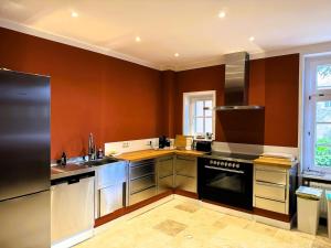 een keuken met een spoelbak en een fornuis bovenste oven bij Hofensemble nahe Berlin in Lietzen