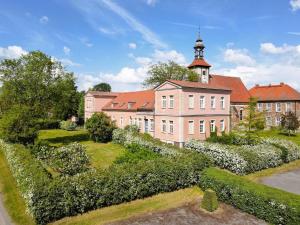 een groot huis met een toren erop bij Hofensemble nahe Berlin in Lietzen