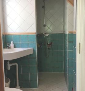 Lovely Cottage near the Resort Nösund SE09111 في Tegneby: حمام مزود بدش ومغسلة +18 صورة