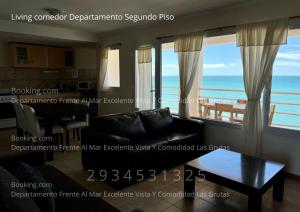 Una sala de estar con vista al mar. en VISTA AL MAR Departamento Frente Al Mar Excelente Vista Y Comodidad Las Grutas, en Las Grutas