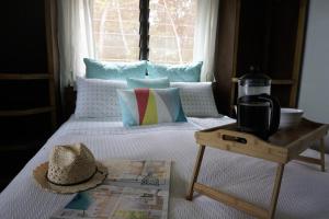 1 dormitorio con 1 cama con sombrero sobre una mesa en Aoredise, en Luganville