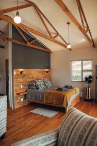 Postel nebo postele na pokoji v ubytování Kingfisher Cabin at Vrolikheid Landgoed