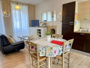 a kitchen and dining room with a table and chairs at le gîte de Léon in Saint-Pol-de-Léon +22 photos