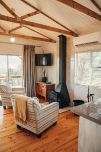 Posezení v ubytování Kingfisher Cabin at Vrolikheid Landgoed