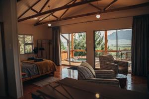 Posezení v ubytování Kingfisher Cabin at Vrolikheid Landgoed