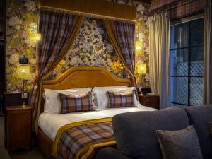 a bedroom with a bed and a couch at Glencruitten House in Oban +186 photos