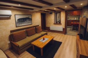 Una sala de estar con un sofá y una mesa de café. en Complex Ristanite, en Elena 16 fotos más