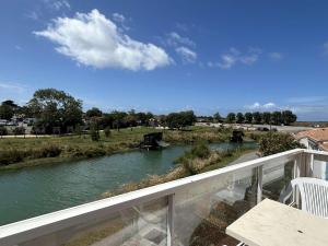 a view of a river from a balcony at Appartement cosy en centre-ville avec balcon, parking et à 10 min des plages - 4 couchages - FR-1-224B-196 in Noirmoutier-en-l'lle