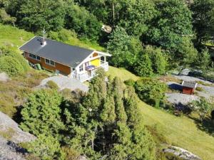 Cottage with Natural Plot and Sauna on Mjörn SE09134 في Dyvik: منظر جوي لمنزل على تلة