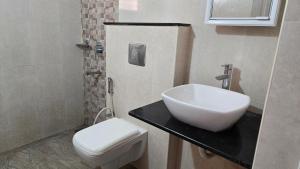 ein Badezimmer mit Waschbecken und Toilette in der Unterkunft Hoysala Ace 1 in Bangalore