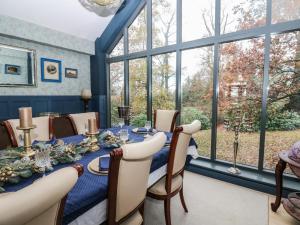 een eetkamer met een tafel en een groot raam bij Chapel Hill in Penton