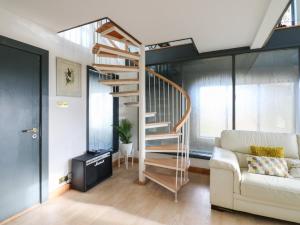 een wenteltrap in een woonkamer met een bank bij Chapel Hill in Penton