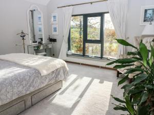 een slaapkamer met een bed, een wastafel en een raam bij Chapel Hill in Penton +77 foto's