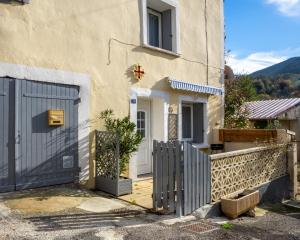 O vedere generală la munți sau o vedere la munte luată de la această casă de vacanță