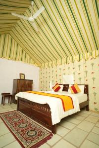 Ένα ή περισσότερα κρεβάτια σε δωμάτιο στο desert Galaxy Camp Jaisalmer +38 φωτογραφίες