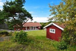 un cobertizo rojo frente a una casa en Two charming cottages in Hälleviksstrand SE09133, en Hälleviksstrand 11 fotos más