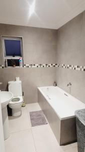 Et badeværelse på Effortless Premium Homestay - Cambridge