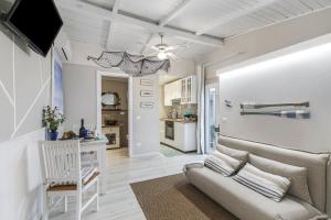 La Casa Fra gli Ulivi luxury apartments with pool near Cinque Terre and Tuscany في مونتيمارتشيلو: غرفة معيشة مع أريكة وطاولة