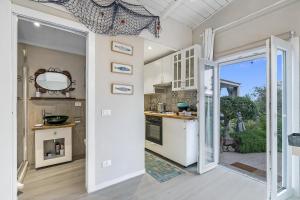 La Casa Fra gli Ulivi luxury apartments with pool near Cinque Terre and Tuscany في مونتيمارتشيلو: مطبخ مع باب مفتوح على غرفة المعيشة
